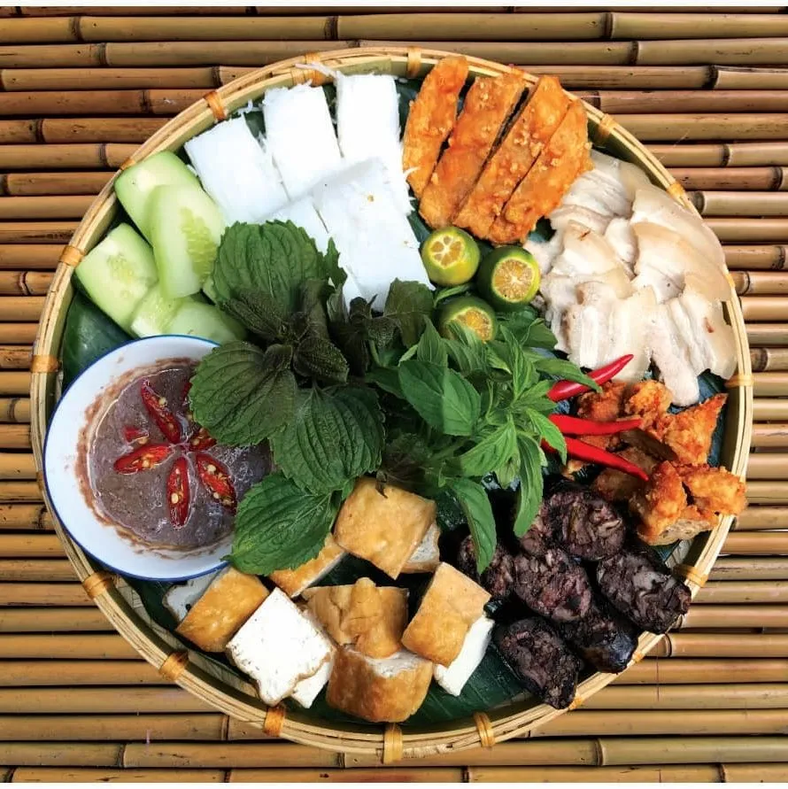 The flavor of shrimp paste is an interesting challenge for international visitors. - Photo Source: Facebook Bún đậu mắm tôm QUÁN NO 26/24/24 Đỗ Quang Đẩu Q1 - 0936426768
